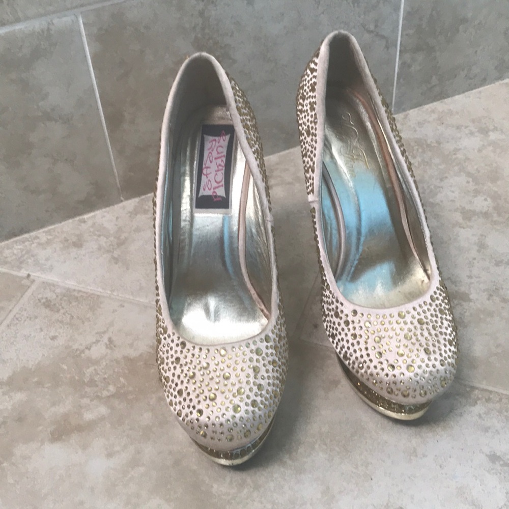 Gold platform in front 6 inch high heeled